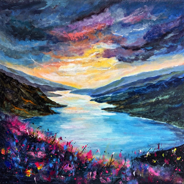 Whispers of the Highlands című 50x50 cm-es akrilfestmény skót tájjal, tóval és vadvirágos részletekkel
