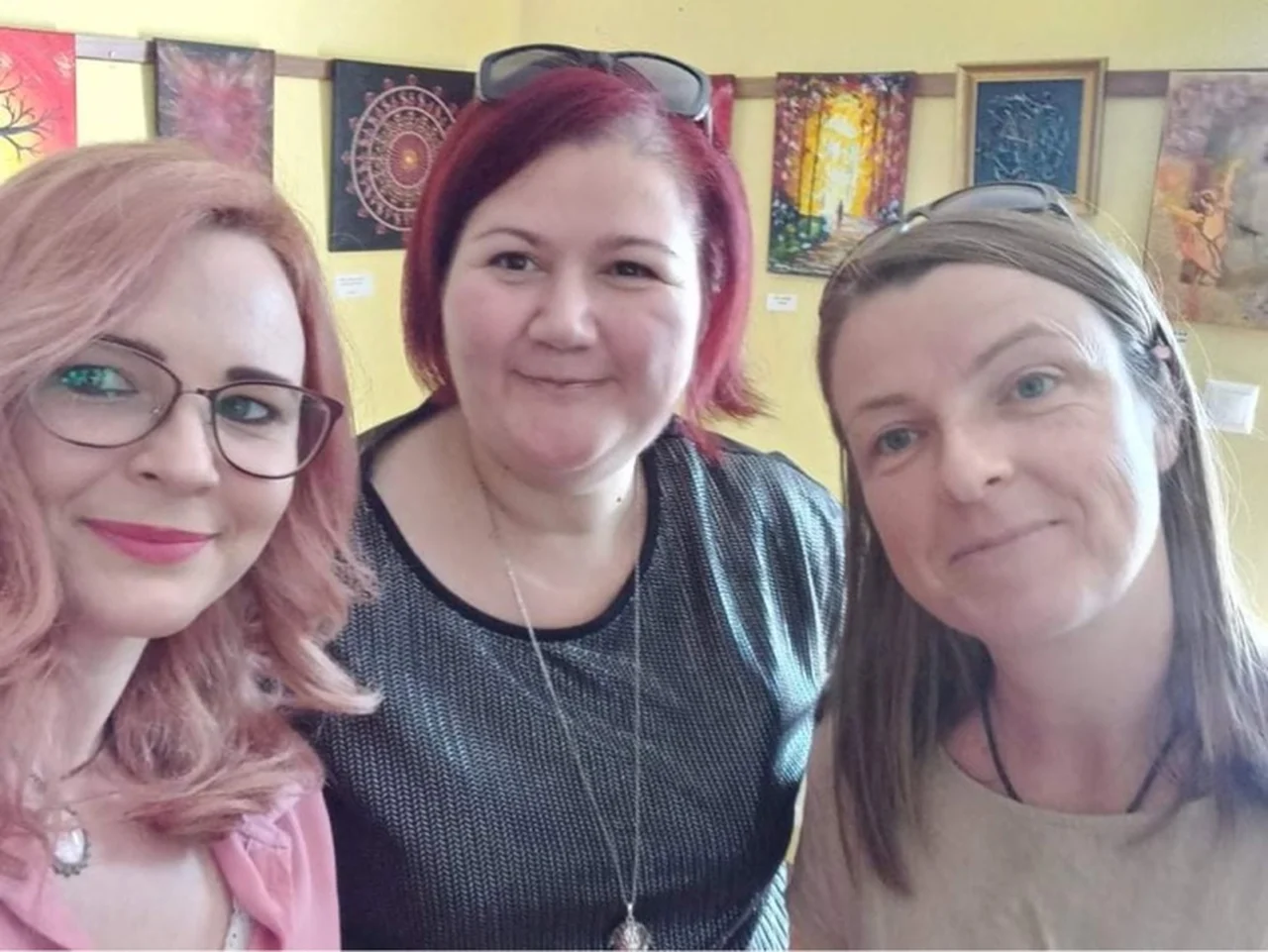 Kőműves Kata barátaival a festészeti időszak kezdetén